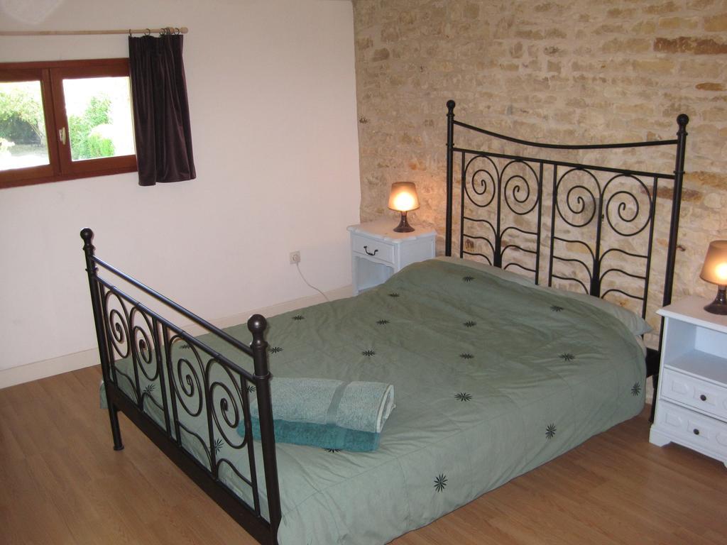 Le Noisetier At Les Hiboux Gites Chef-Boutonne Rom bilde