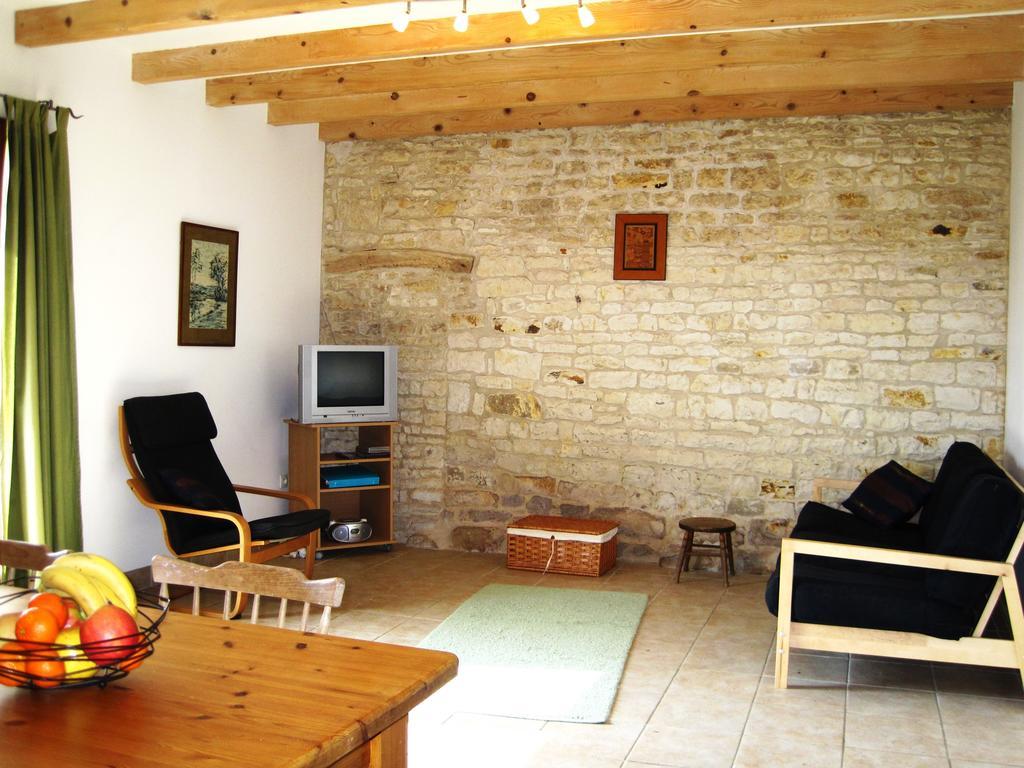 Le Noisetier At Les Hiboux Gites Chef-Boutonne Rom bilde
