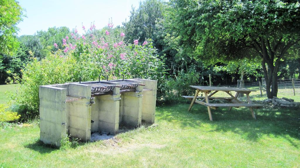 Le Noisetier At Les Hiboux Gites Chef-Boutonne Eksteriør bilde